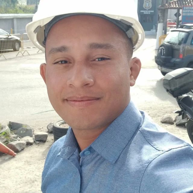 Cristoffer Bastos, diretor técnico da Zentrix, de capacete branco acompanhando obra de entrada de energia