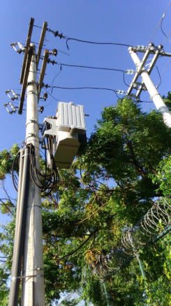 Subestação simplificada concluída com transformador em poste e entrada de energia em média tensão