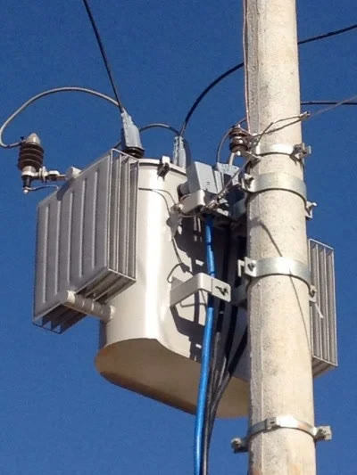 Transformador de subestação simplificada em média tensão instalado e conectado em poste de concreto